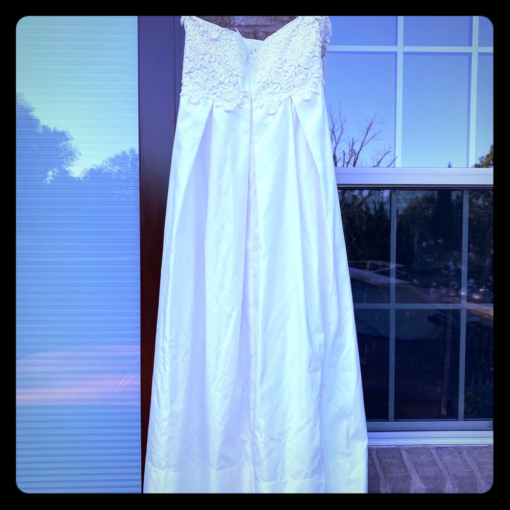 Wedding dress Size 6 beautiful full perfect look!